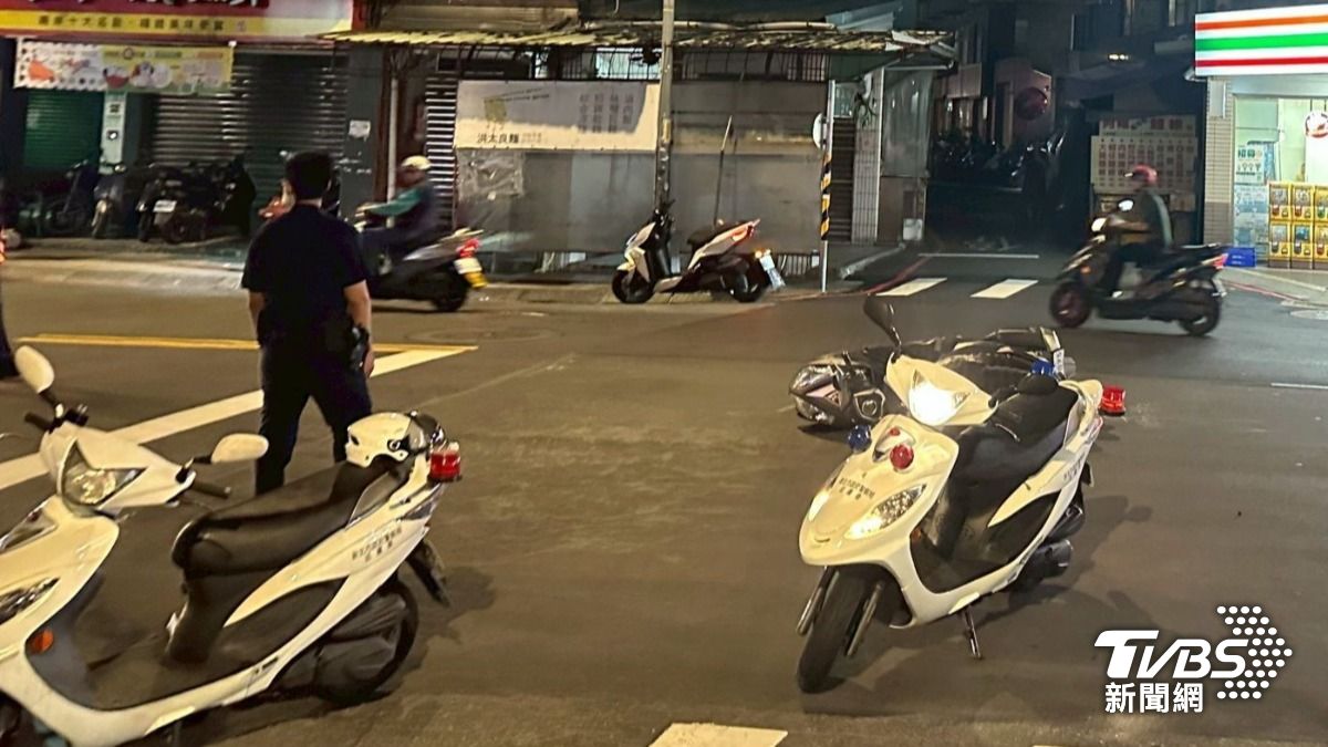逆撞左轉車,騎士亮「電擊棒」威脅又肇逃,警獲報趕赴現場。(圖/TVBS)