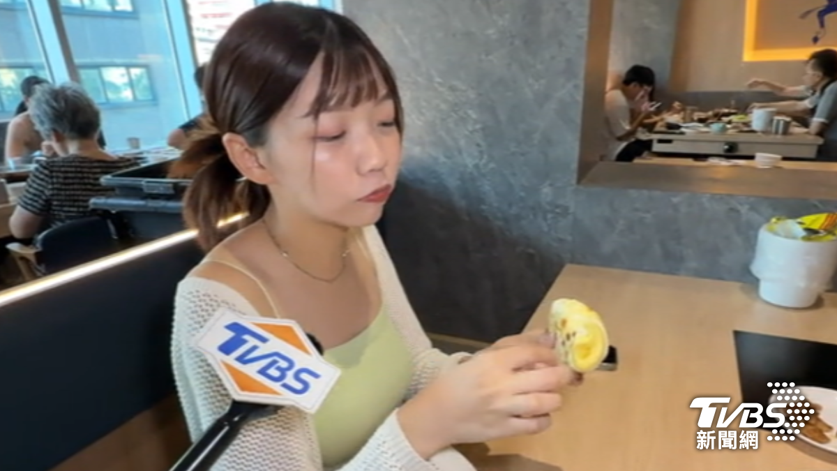 烤雞蛋牛奶捲。(圖/TVBS)