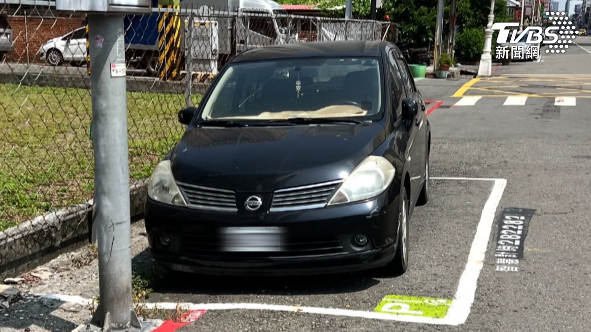 這輛黑車至少已停放超過500多天,都沒移動過車主也都沒有主動去繳費(圖/TVBS)