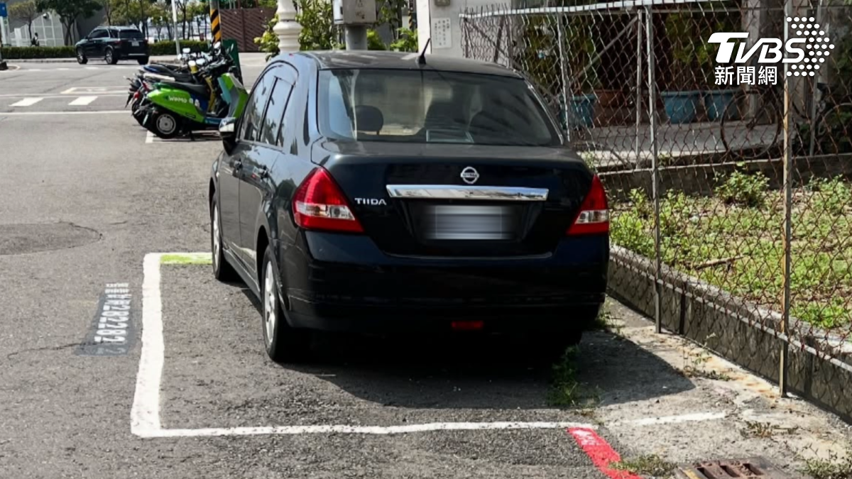 高雄市現在有不少智慧停車格,一舉一動都被電腦系統掌握,像這輛欠款近20萬的車,會被交通局造冊,沒繳費多次提醒都不理,就能強制執行拖吊(圖/TVBS)