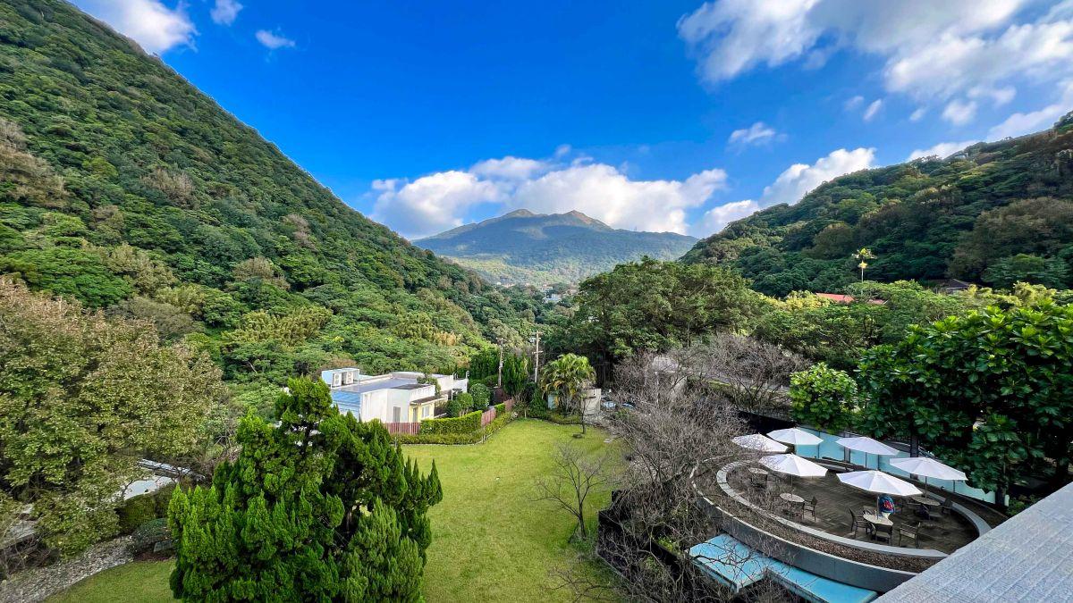 窗外對望紗帽山景色,夏日避暑、秋冬暖湯,各有不同風情。(圖/雀客藏居-台北陽明山提供)