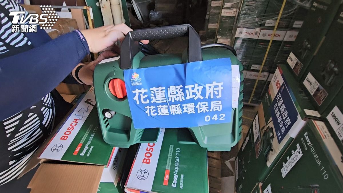 花蓮縣政府採購高壓水槍,遭誣指在捐贈物資上貼標籤,闢謠喊告。 (圖/TVBS)