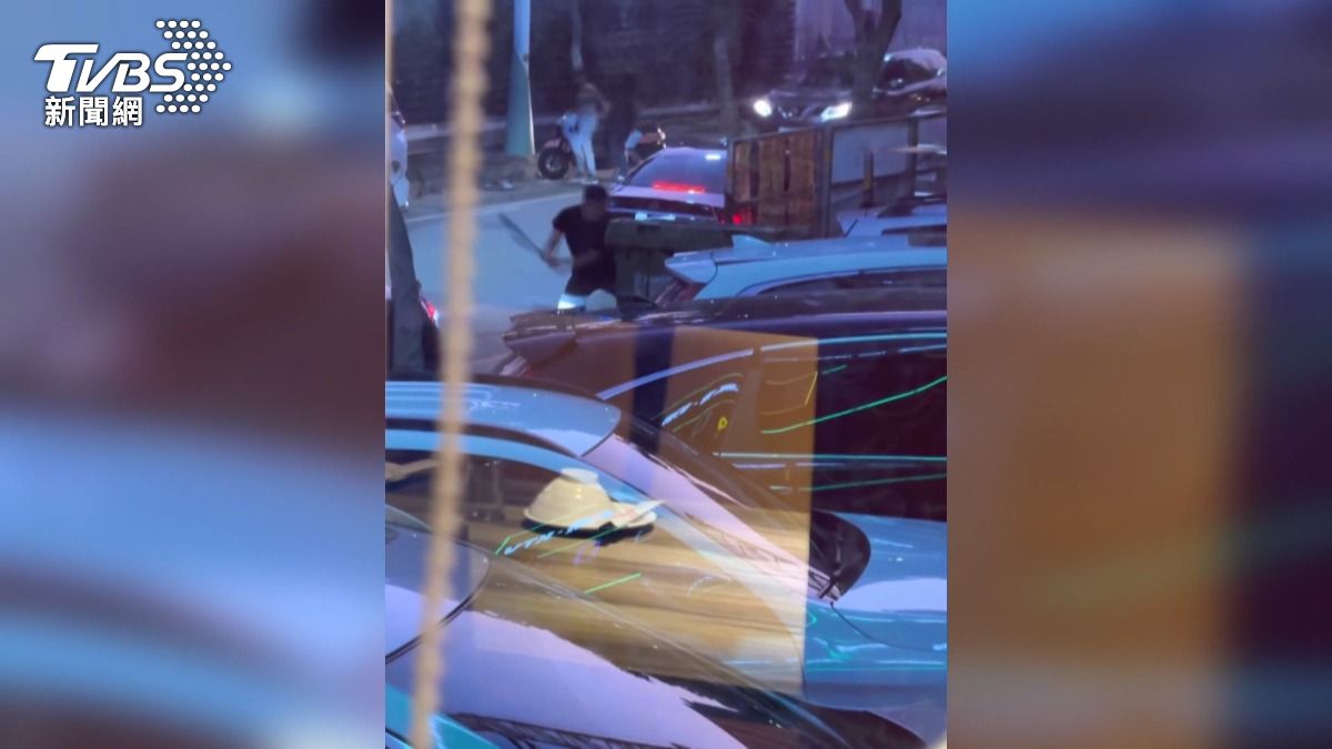 開車插隊惹禍!駕駛遭尾隨狠揍 餐廳外兩嫌持球棒爆打。(圖/民眾提供)