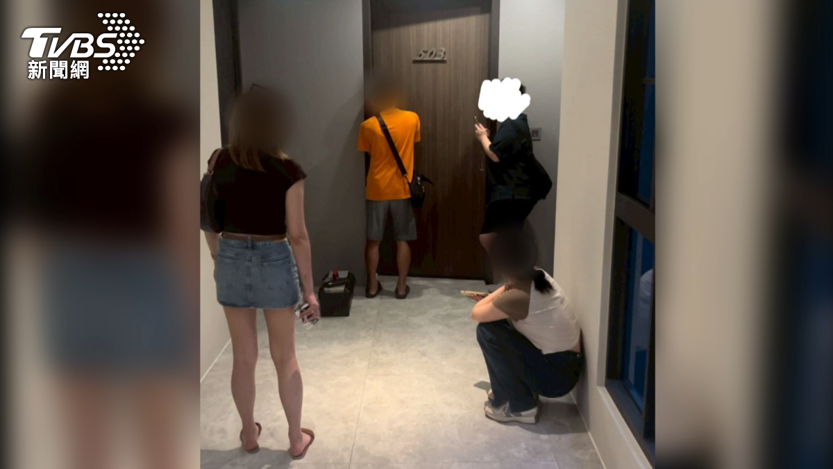 四名遊客到台南旅遊，凌晨四點回民宿，房卡逼不進去，被迫困在外面2個多小時，櫃台也沒有值班人員，甚至打80幾通電話沒人接，最後自找鎖匠解圍（圖／TVBS）
