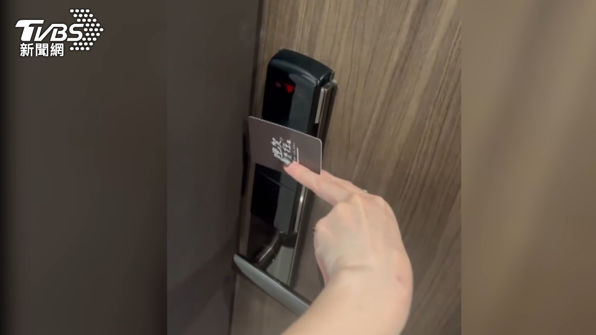 旅客怎麼嚐試感應，門鎖就是打不開，遊客也是很傻眼，怎麼會遇到這種事情（圖／TVBS）
