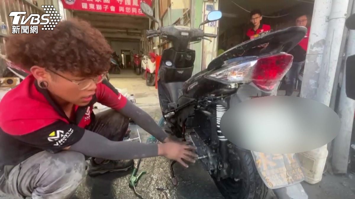  花蓮災後「機車超人」免費修車　助災民重返路上。(圖／TVBS)  