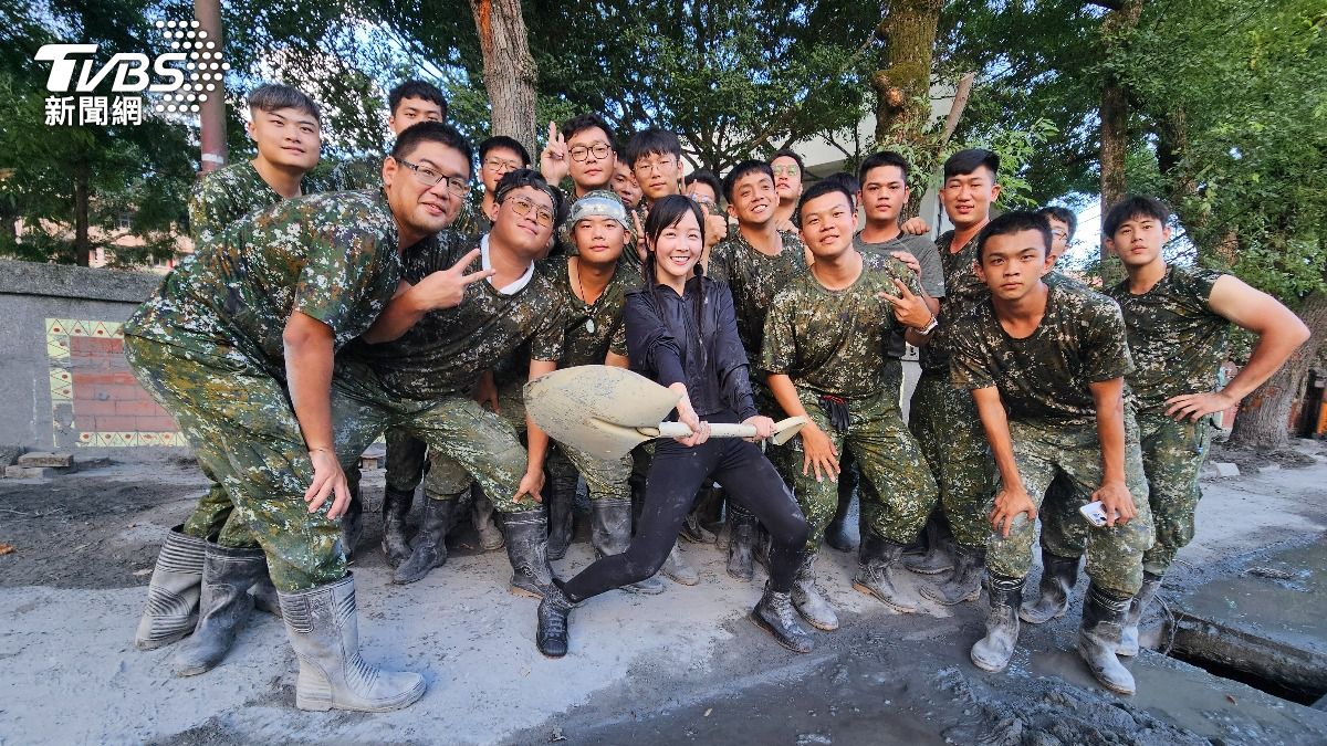 籃籃與國軍弟兄合影。（圖／TVBS）