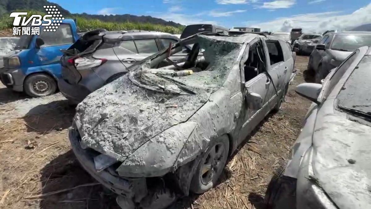 災區汽車受損情況同樣嚴重，許多車輛不僅泡水，還浸泡在泥巴中。(圖／TVBS)  