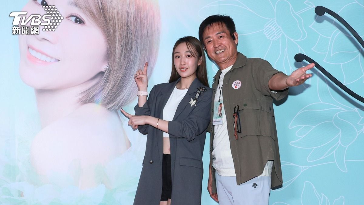 檢場(右)和香奈兒當李翊君最強後盾。(圖/趙世平攝)