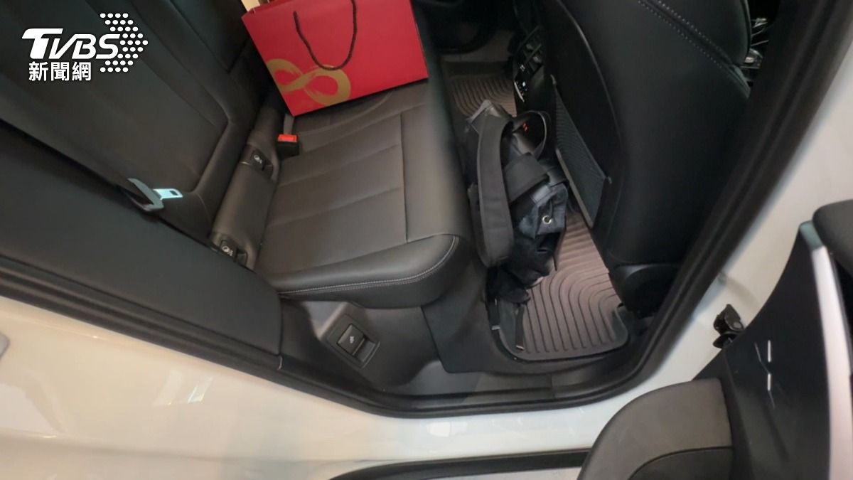  新光三越傳竊案！車商拍開箱竟畫風一轉 55萬放車內被偷。(圖／TVBS) 