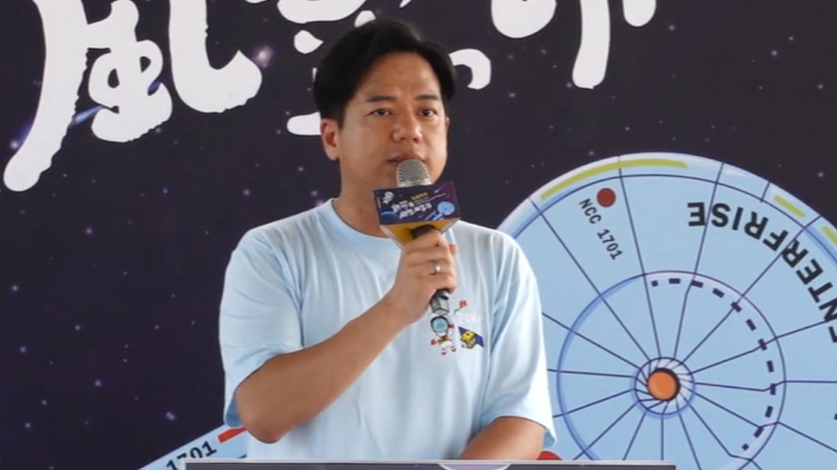 新竹市代理市長邱臣遠表示，今年的夜光風箏增加到兩天。（圖／TVBS）