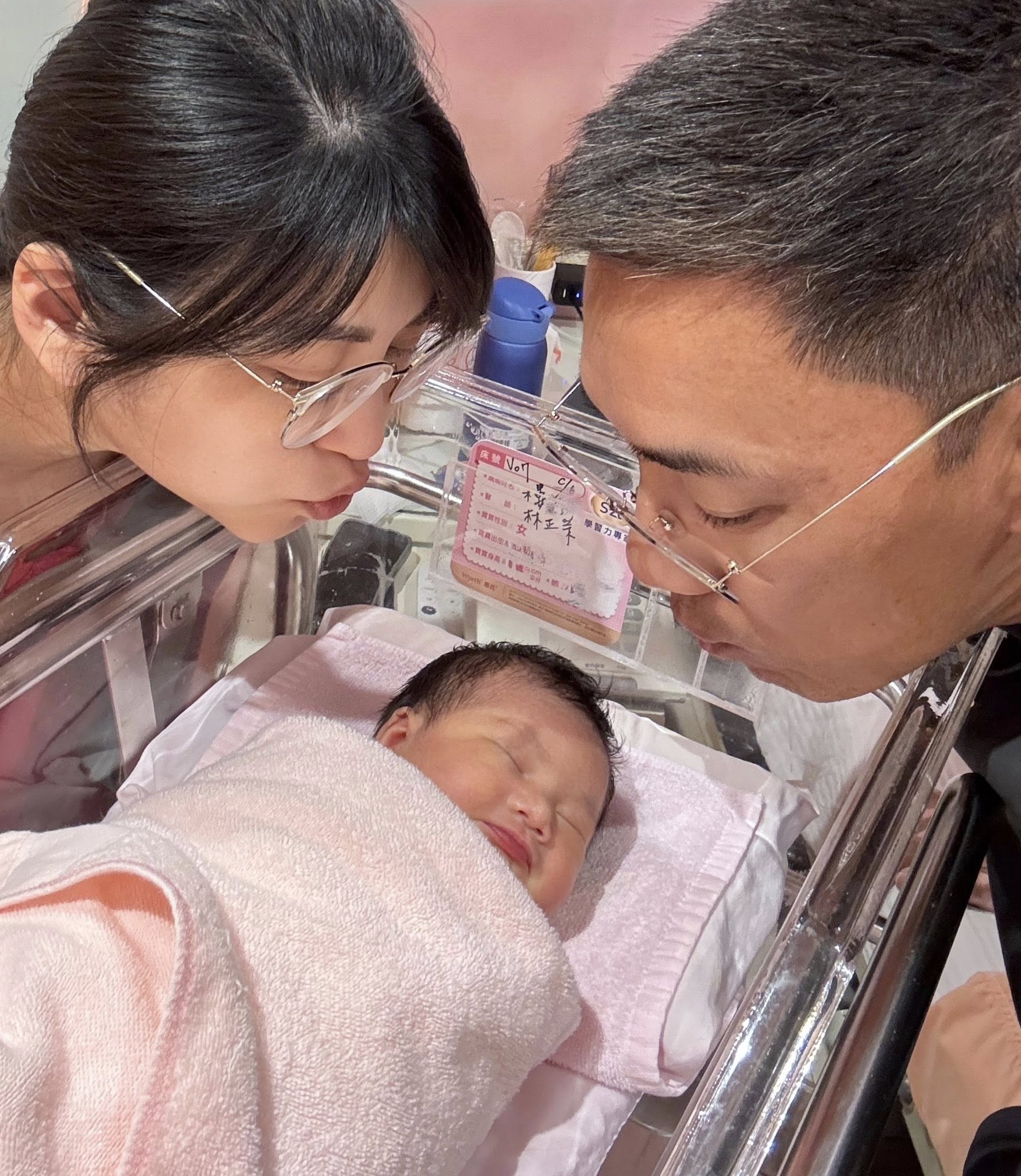 樓心潼夫妻和小女兒「小荳苗」。(圖/翻攝自樓心潼臉書)