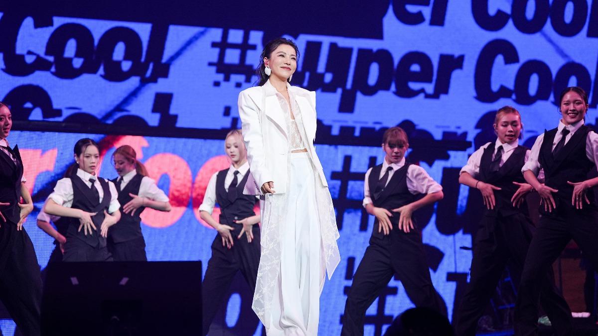 丁噹帶領舞者帥氣登台。(圖/相信音樂提供)