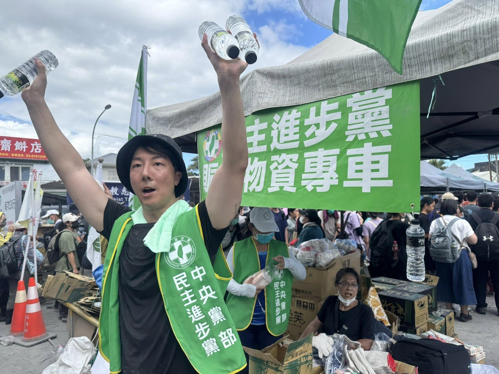 郭正亮指民進黨帶黨旗去救災。（圖／翻攝自民進黨臉書）
