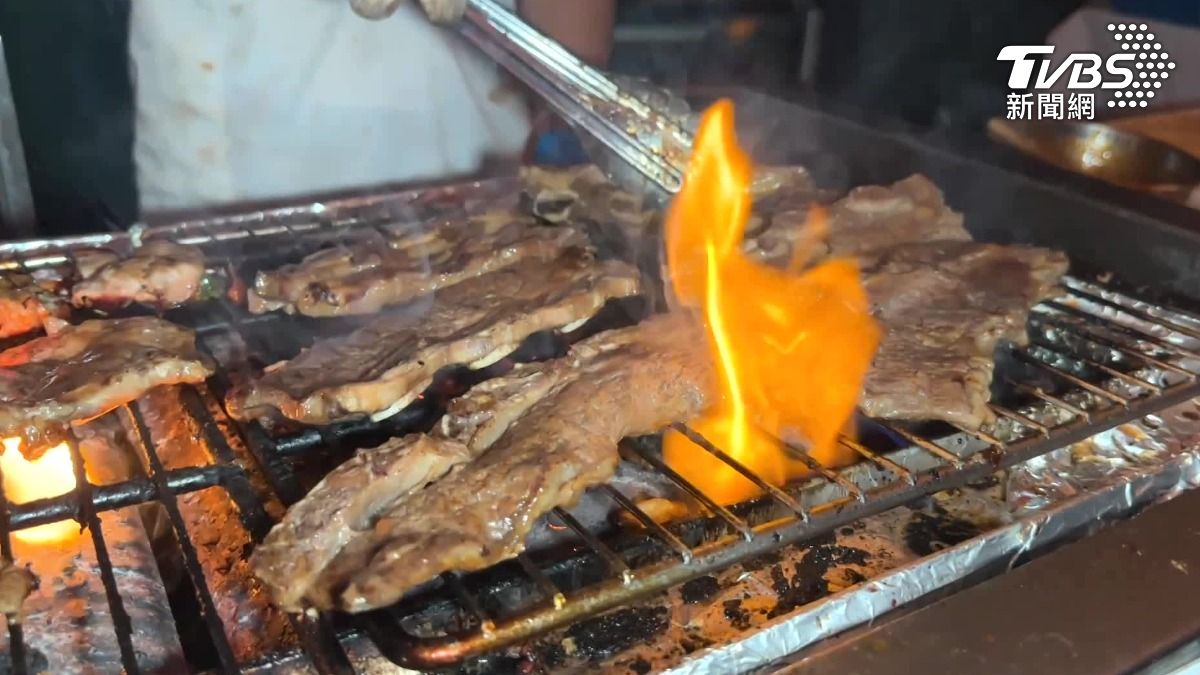 600人中秋開烤！飯店烤肉宴，民眾大啖牛小排。（圖／TVBS）