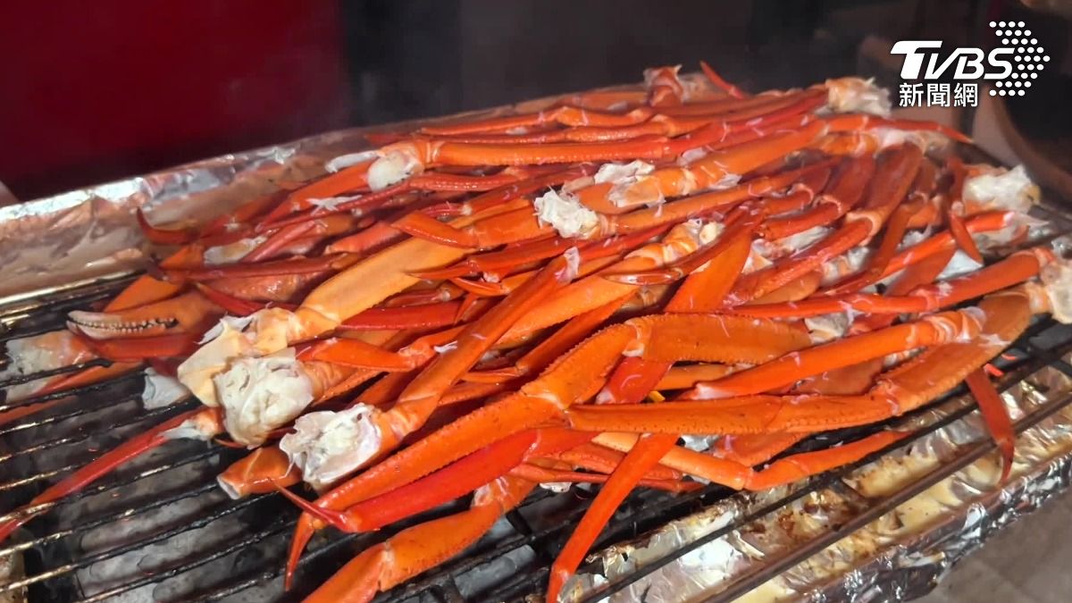 600人中秋開烤！飯店烤肉宴，民眾大啖松葉蟹腳。（圖／TVBS）