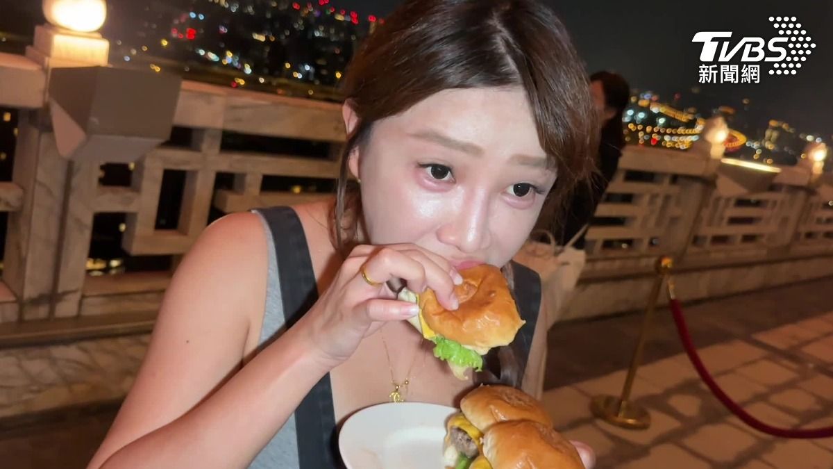 600人中秋開烤！飯店烤肉宴，民眾大啖和牛堡。（圖／TVBS）