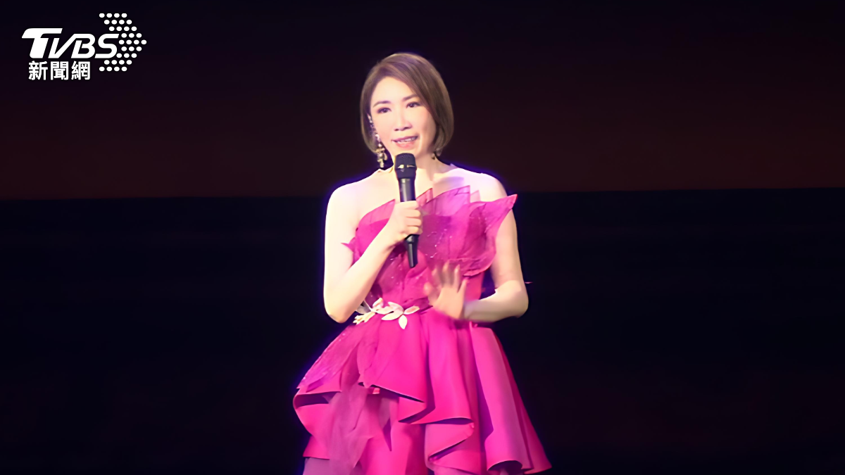 李翊君向粉絲鞠躬致謝,感謝大家在連假期間選擇到小巨蛋支持自己。(圖/TVBS)