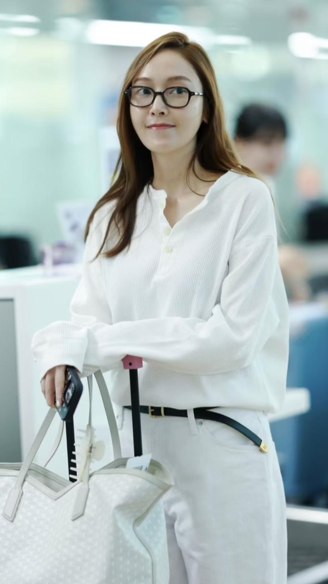 Jessica 在機場以白針織搭配白寬褲登場。（圖／翻攝自小紅書）