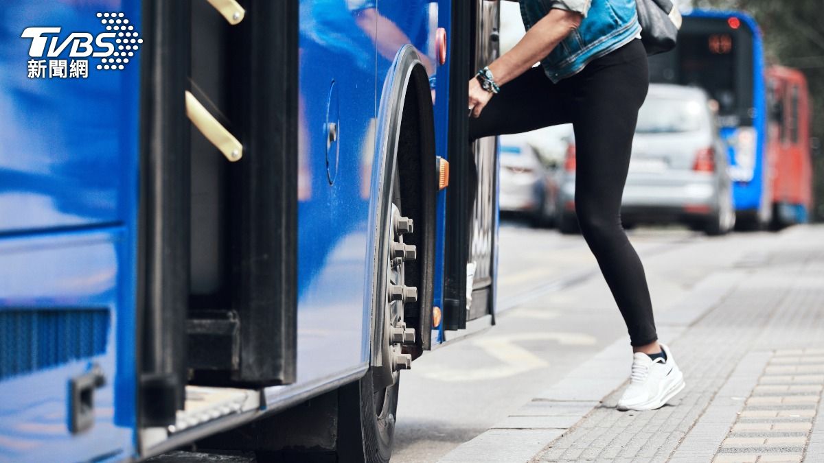北市一名男子在公車上直播露生殖器，遭處拘役35天。（示意圖，非當事人／shutterstock達志影像）