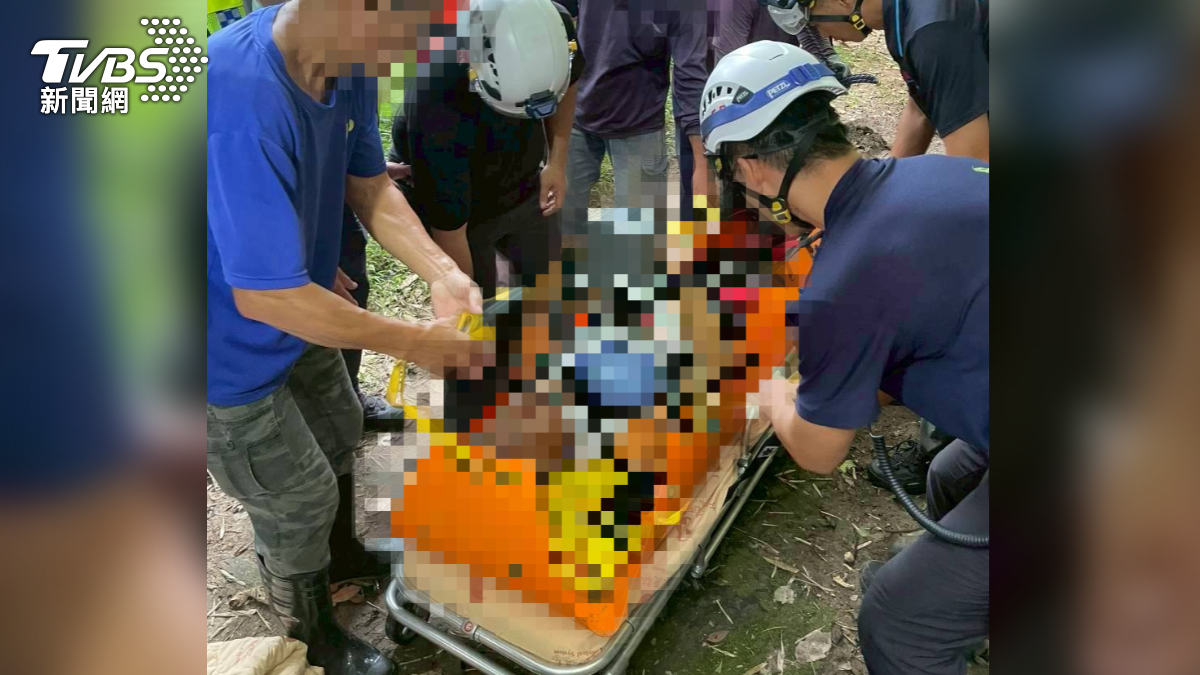 消防救護人員也加派支援,花了近1小時以SKED(捲式擔架)將蘇男運送下山。(圖/TVBS)
