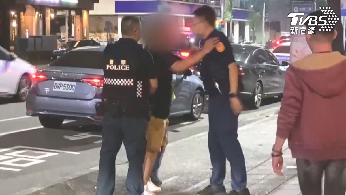 警方試圖了解案情時蕭男情緒激動,警方不得不將他帶離現場。(圖/TVBS)