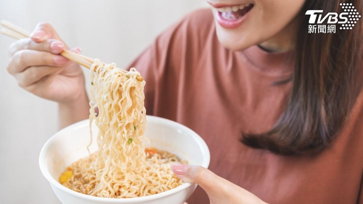 泡麵是網友消夜的超商首選。(示意圖/shutterstock達志影像)
