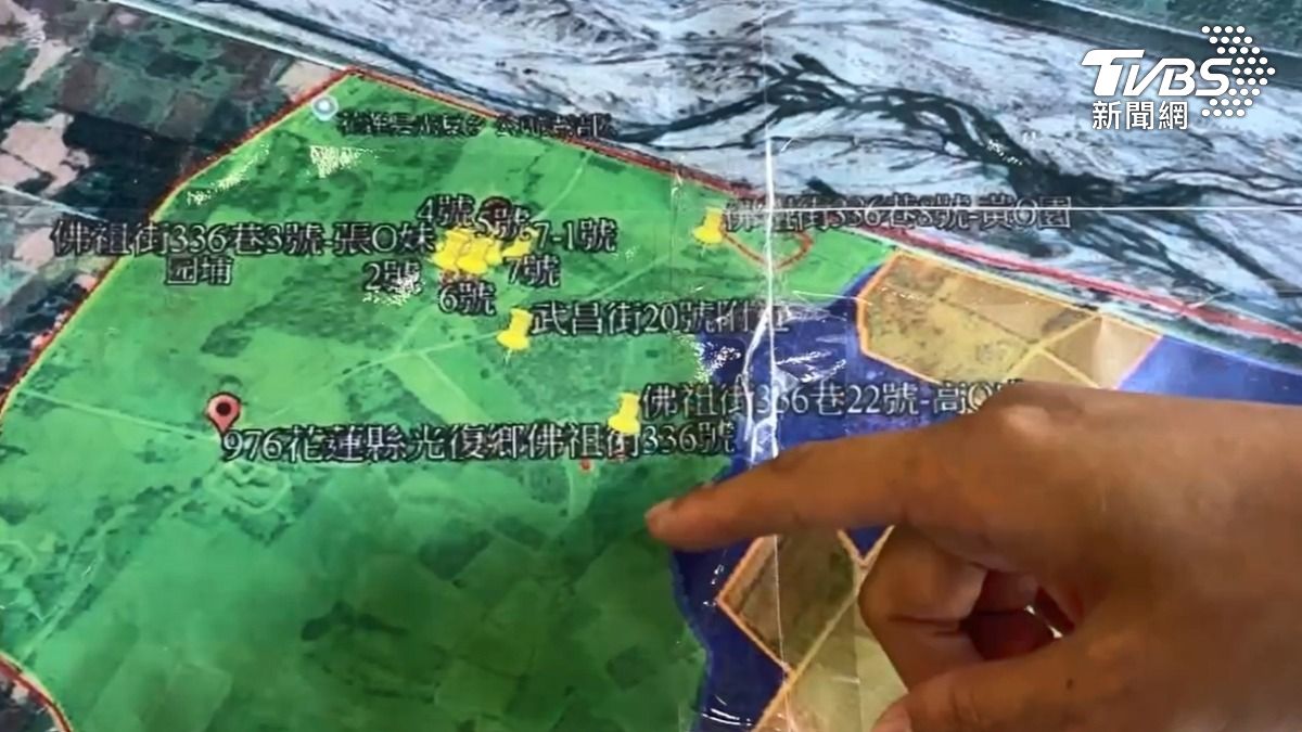 中秋很「難過」,30公里下水道,志工國軍全力清。(圖/TVBS)