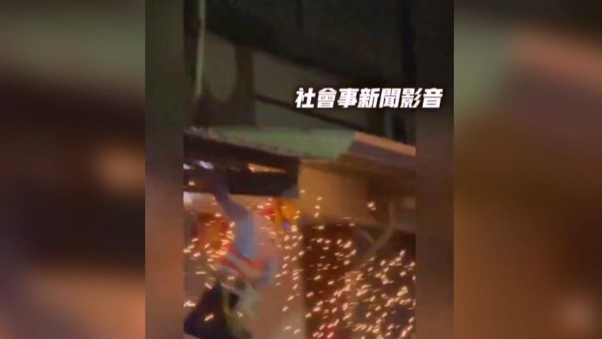 台電維修人員執行維修任務時，突然「碰」一聲，瞬間火星四散。(圖／社會事新聞影音)