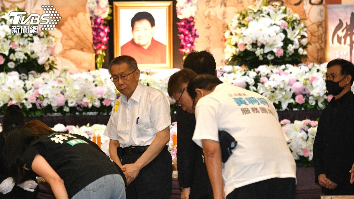 台北市前副市長彭振聲母親出殯,柯文哲到場致意。(圖/胡瑞麒攝)