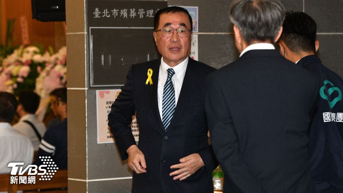 台北市副市長李四川出席彭振聲母喪出殯儀式。(圖/胡瑞麒攝)