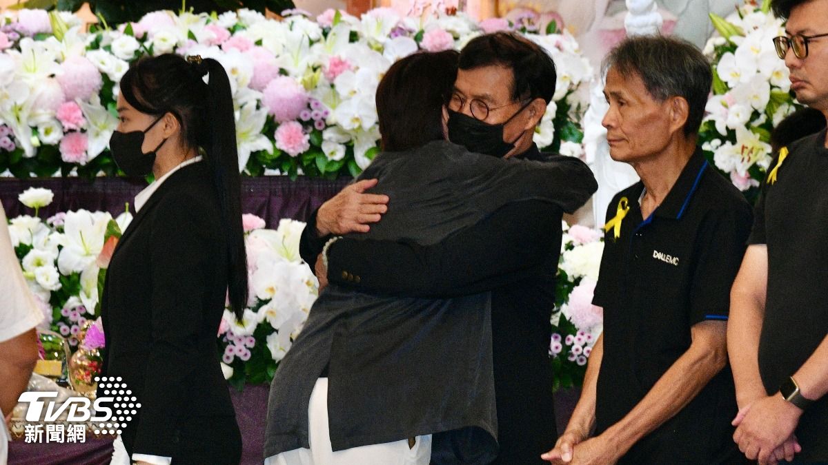 民眾黨立委黃珊珊在靈堂上擁抱彭振聲送暖。(圖/胡瑞麒攝)