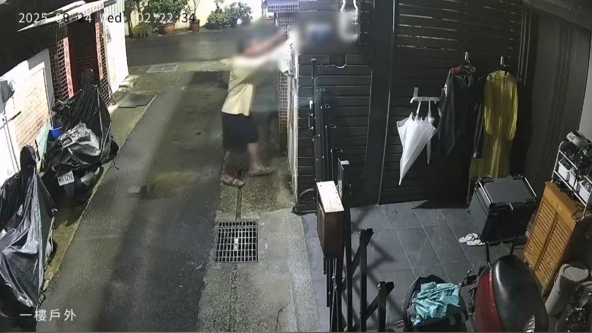 獨/大膽竊賊深夜侵門!咬電筒翻牆得手 多次進出屋拿贓物。(圖/民眾提供)
