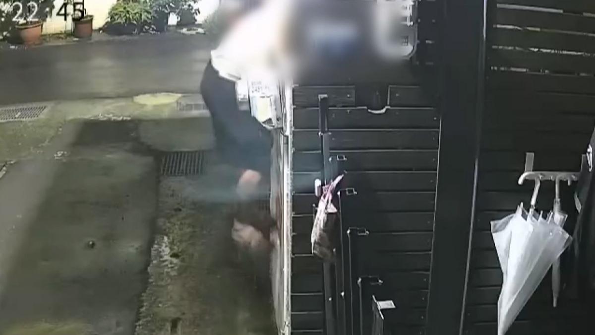 黃衣竊賊勘察後闖民宅 咬手電筒爬牆「偷走10萬財物」。(圖/民眾提供)