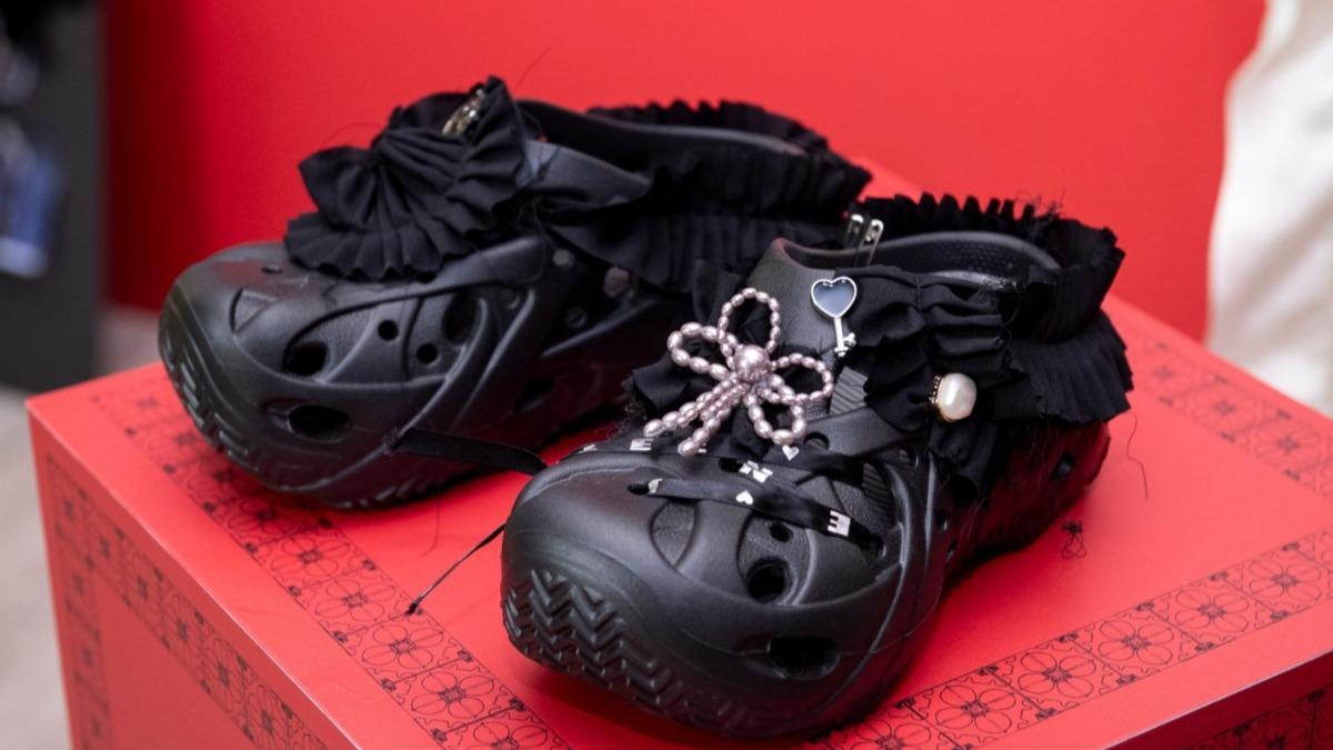 JENN LEE透過製作服飾留下來的布料、配飾,結合荷葉邊等元素改造Crocs。(圖/翻攝自IG@kismetw.mag)