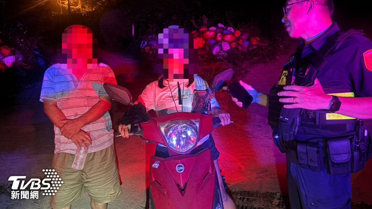 警方聯繫吳翁女兒前來,先把吳翁載回家,明天再用拖車或堆高機處理車輛。(圖/TVBS)