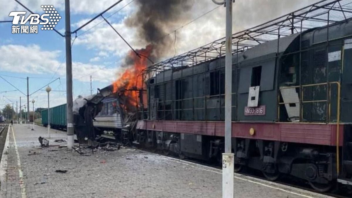 俄軍使用「雙擊戰術」出動無人機轟炸烏克蘭一列開往基輔的列車。(圖/達志影像美聯社)