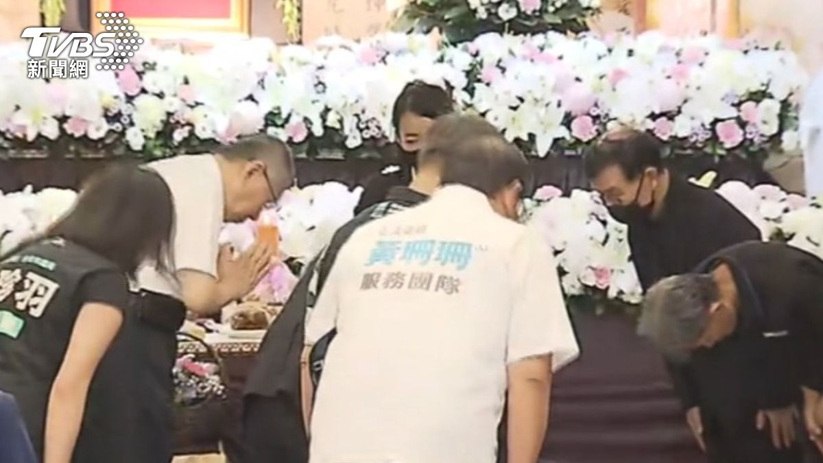 柯文哲出席彭振聲母親告別式,僅和彭振聲致意,未有其他互動。(圖/TVBS)