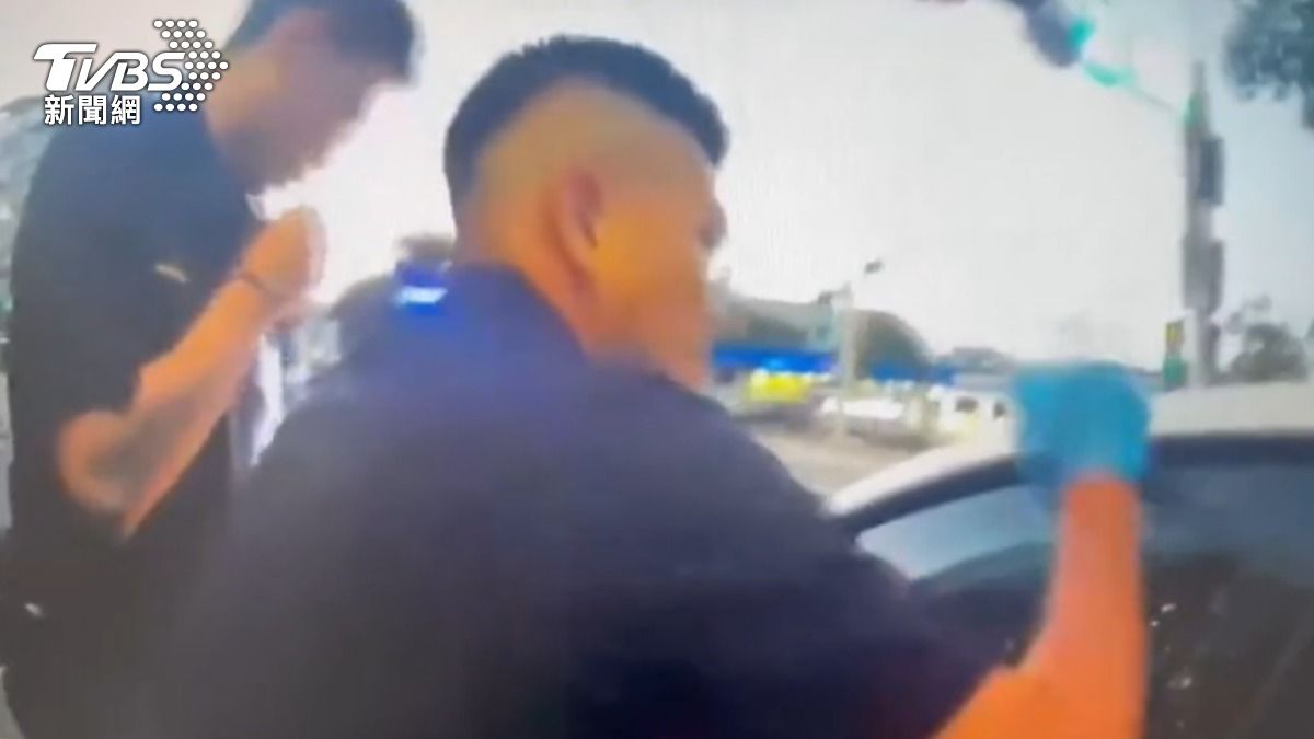 駕駛毒駕睡路中20分鐘遭警破窗逮人。(圖/TVBS)
