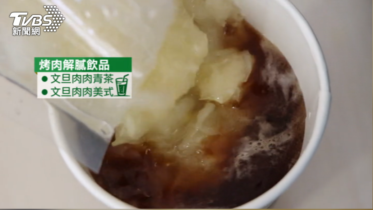 超商用喝的柚子果肉加上椰果搭上咖啡減甜。(圖/TVBS)
