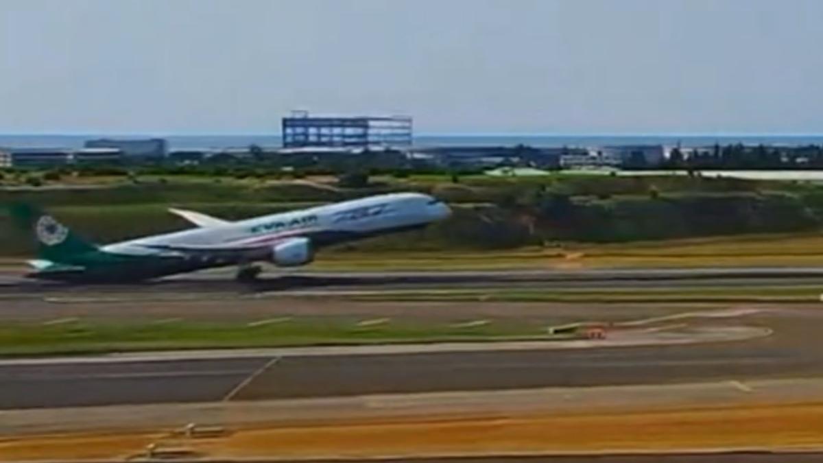 長榮787客機機尾擦地。(圖/翻攝 桃園國際機場即時影像)