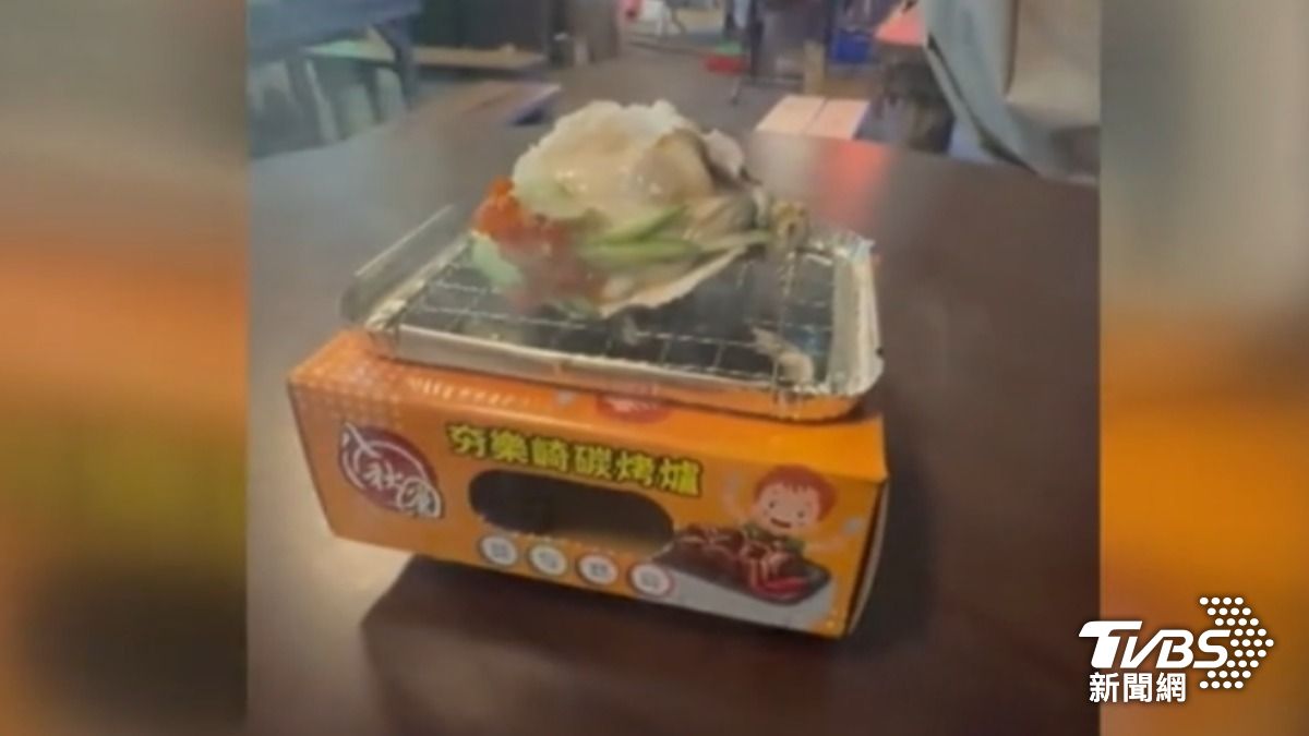 超迷你烤爐，點燃木炭就能開烤。（圖片來源／職人の廚房）