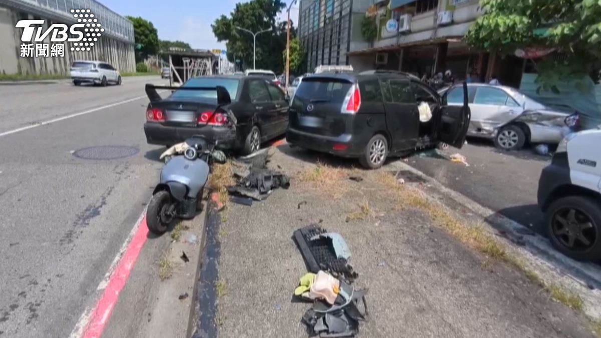 事故現場一片狼藉，可見當時車輛撞擊力道強大。（圖／TVBS）