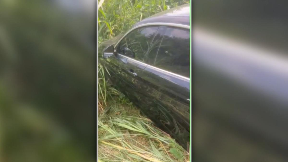 車主心痛地表示,車子裡面的設備都被弄壞了,螢幕的線路被剪斷,外觀也有擦傷。(圖/警方提供)