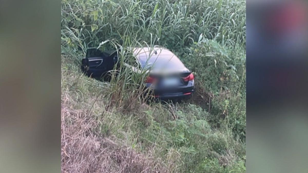 46歲周姓嫌犯不僅偷走一輛黑色BMW,還連同車內休息的孕婦一起載走。(圖/警方提供)