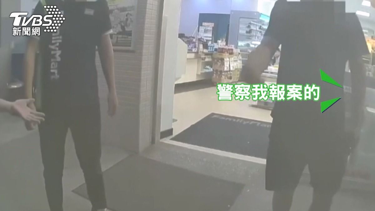 男子為了沒證件買菸自己報警,直到警方到場才結束鬧劇。(圖/TVBS)