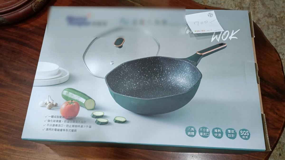 永安宮舉辦的中秋晚會上,社區發展協會準備了電視機、鍋具等豐富獎品供民眾摸彩。(圖/民眾提供)