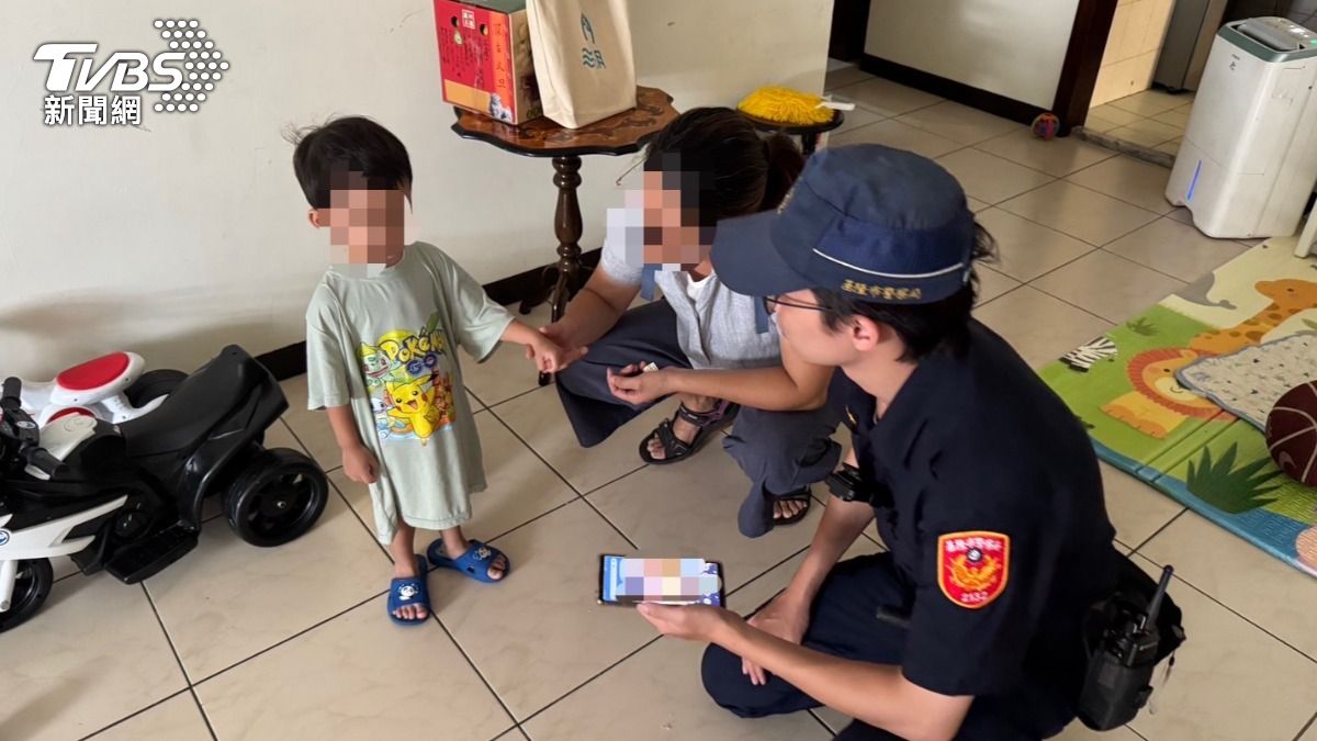 2歲男童凌晨獨自搭電梯下樓,出現在社區中庭遊蕩。 (圖/TVBS)