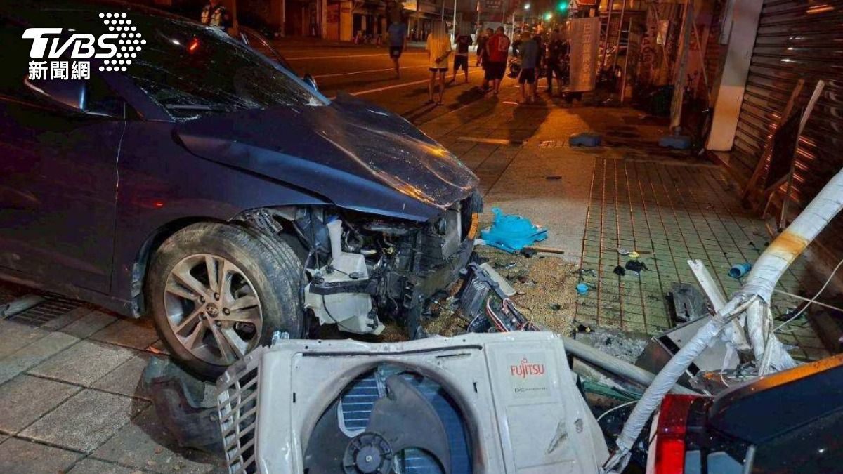 黑色轎車失控逆向撞進民宅，不只撞毀冷氣室外機，還波及一旁車輛。（圖／TVBS）