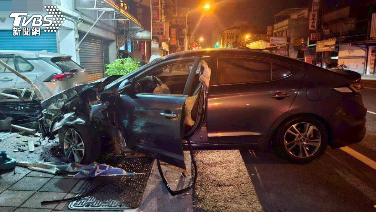 肇事車輛車頭全毀，駕駛仍在加護病房救治中。（圖／TVBS）